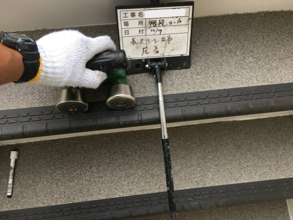 廊下、階段、長尺シート張り 工事写真