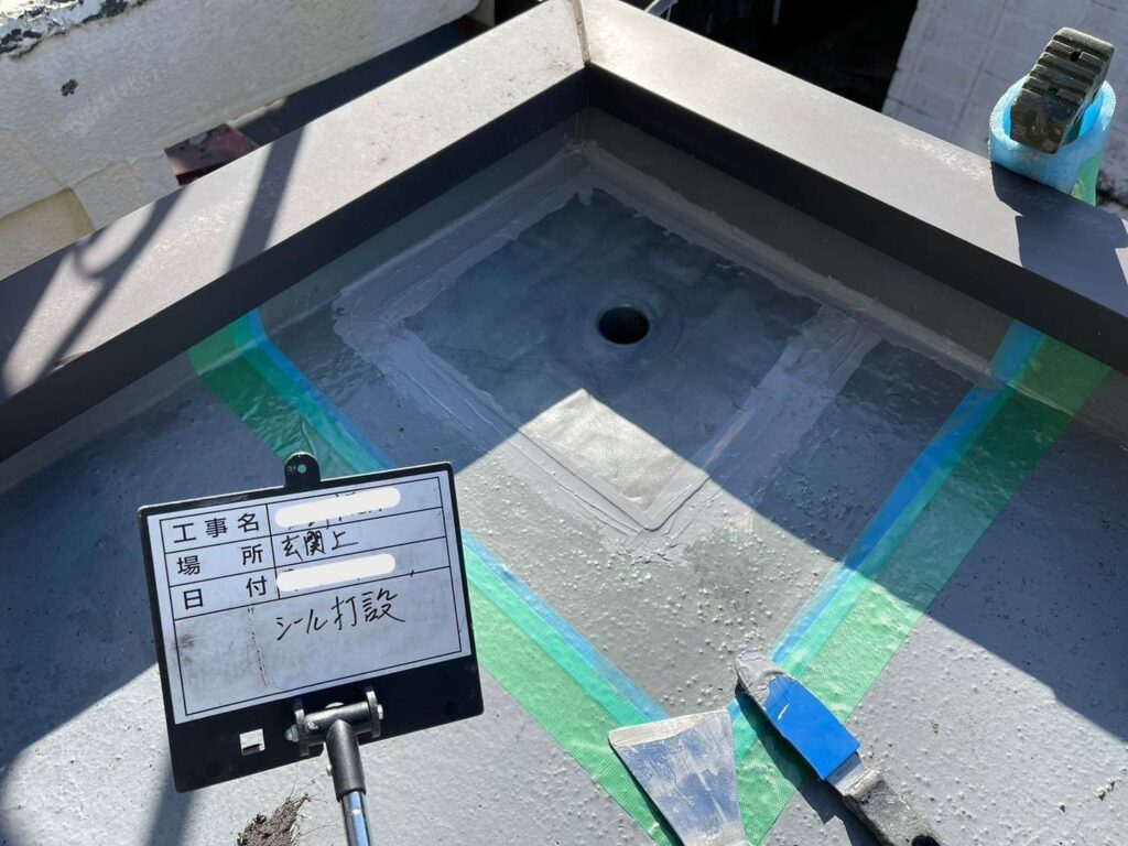 雨漏り修理　排水ドレン部のウレタン防水と改修ドレンで補強 工事写真