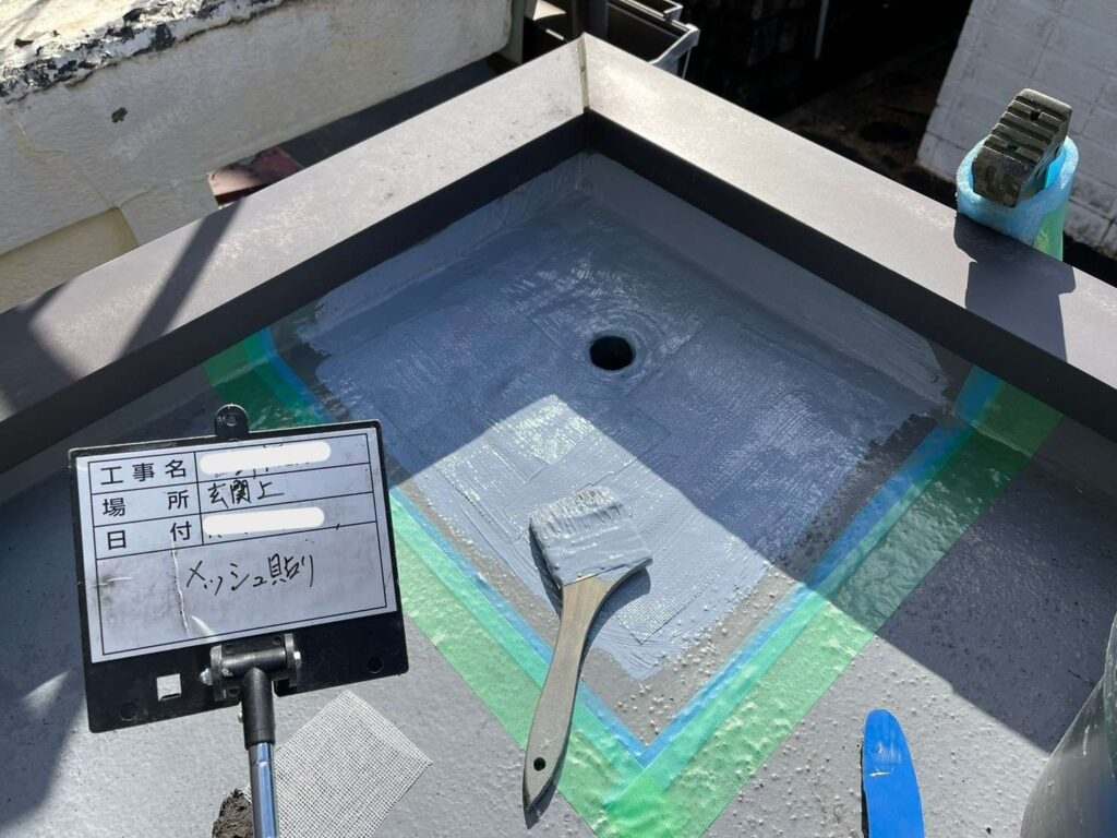 雨漏り修理　排水ドレン部のウレタン防水と改修ドレンで補強 工事写真