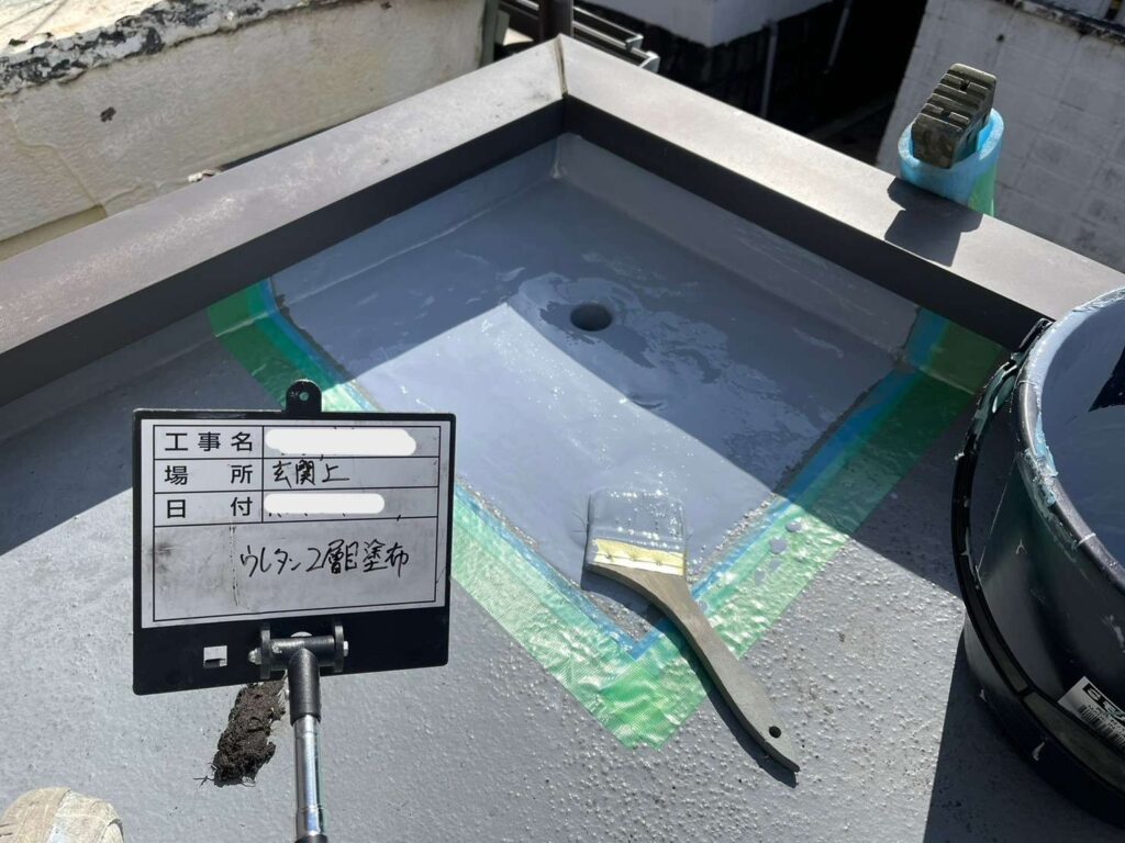 雨漏り修理　排水ドレン部のウレタン防水と改修ドレンで補強 工事写真