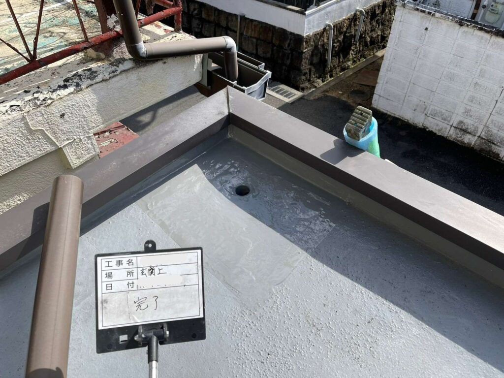 雨漏り修理　排水ドレン部のウレタン防水と改修ドレンで補強 工事写真