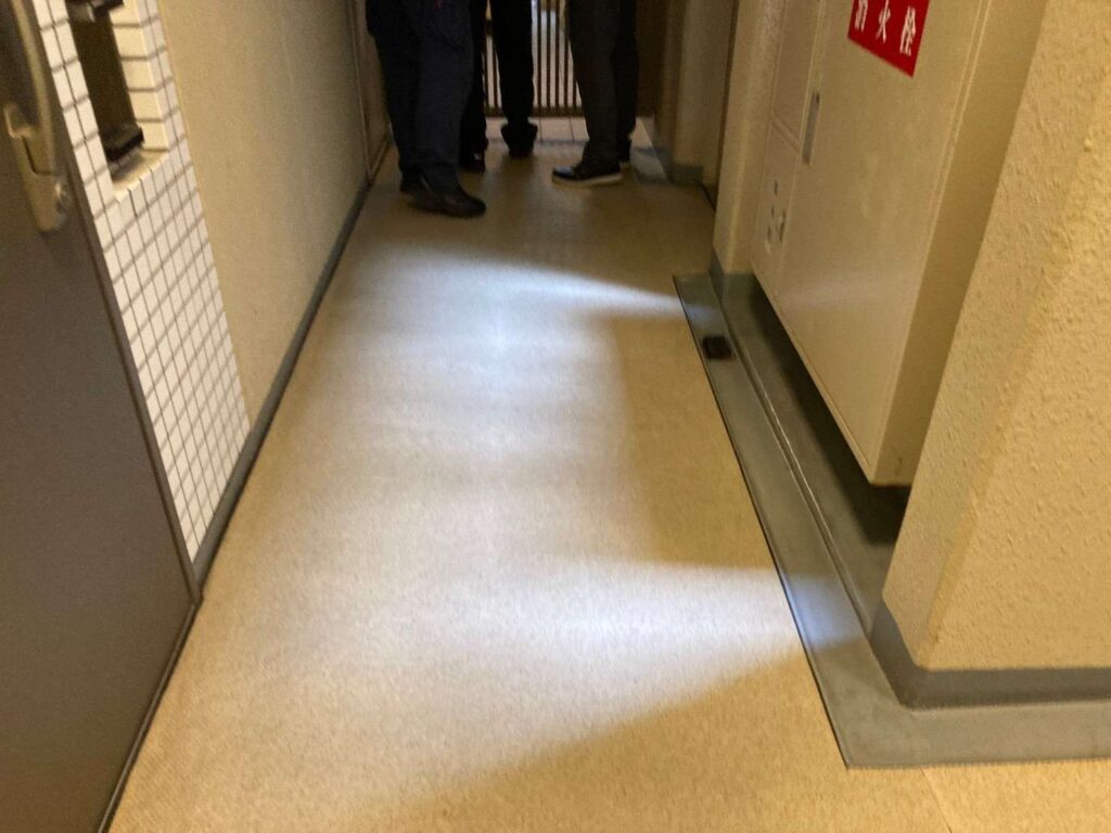 マンション屋内廊下、長尺シート防水工事 工事写真
