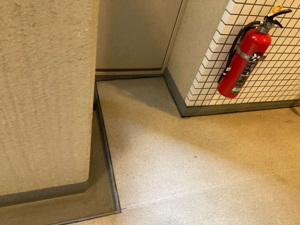 マンション屋内廊下、長尺シート防水工事 工事写真