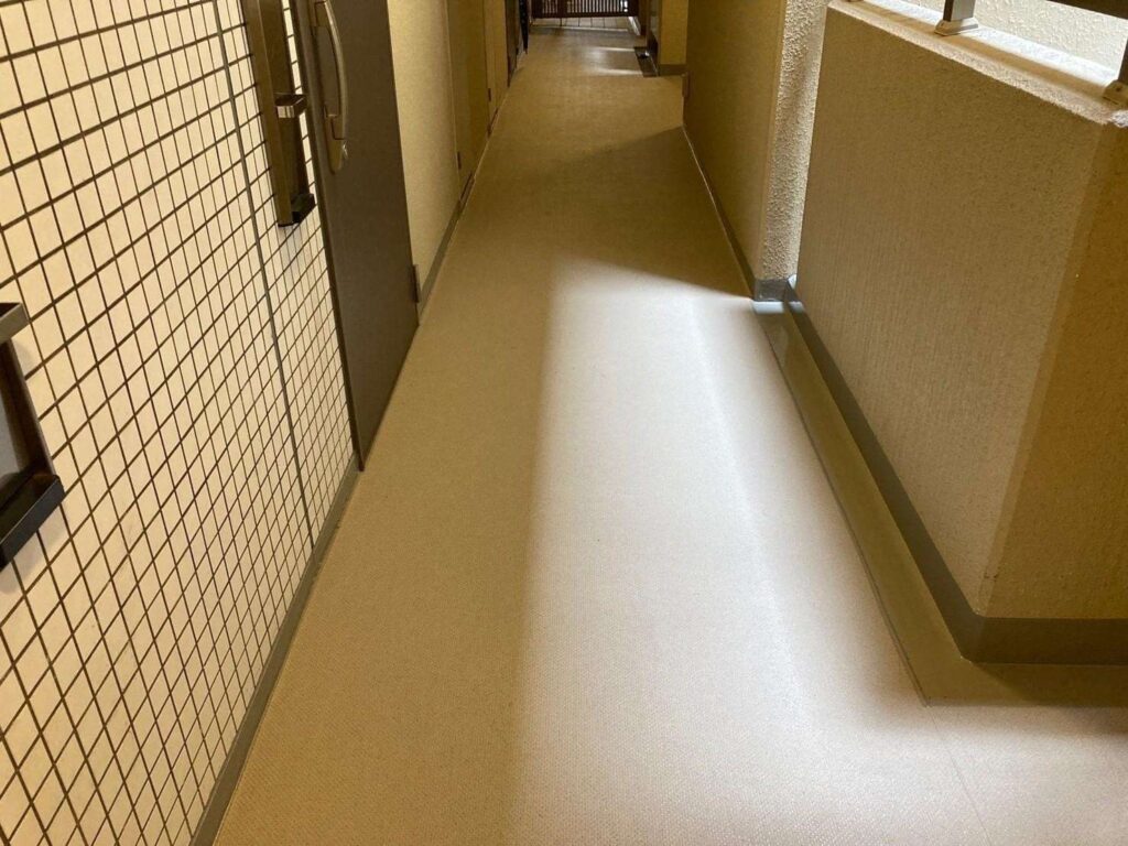 マンション屋内廊下、長尺シート防水工事 工事写真