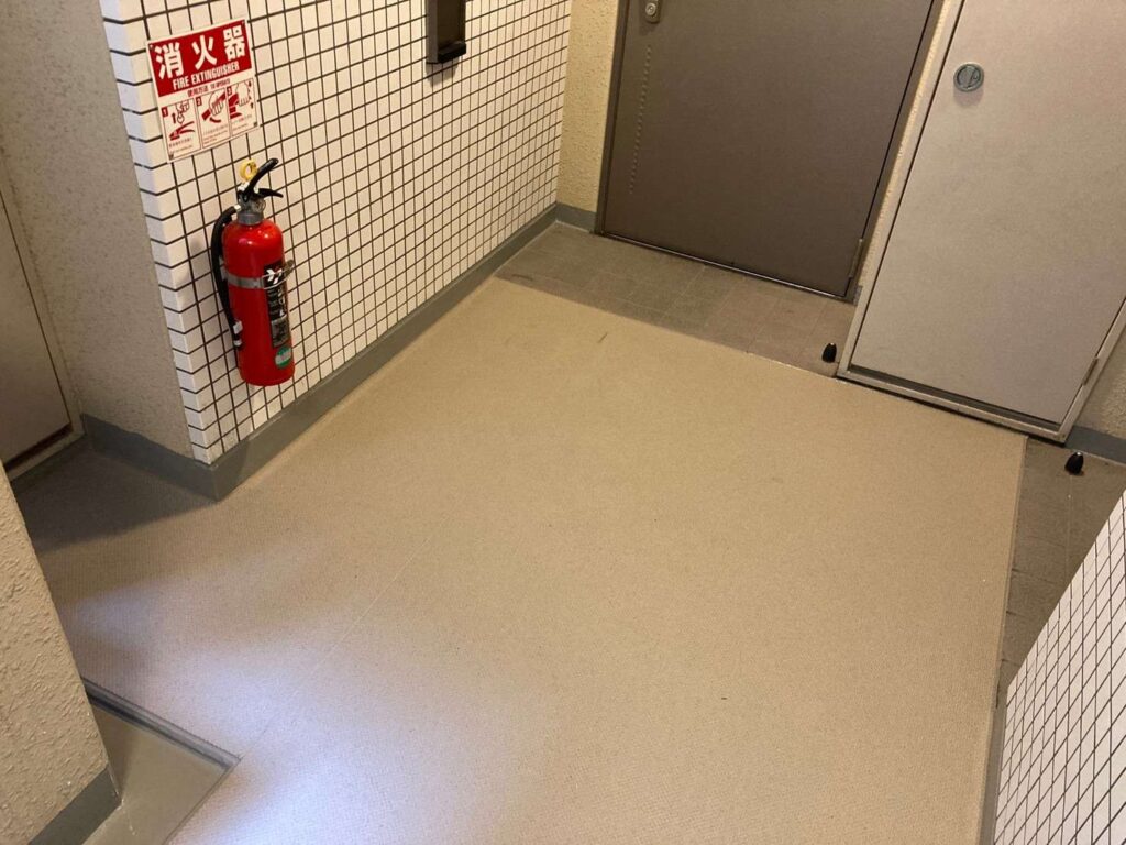 マンション屋内廊下、長尺シート防水工事 工事写真