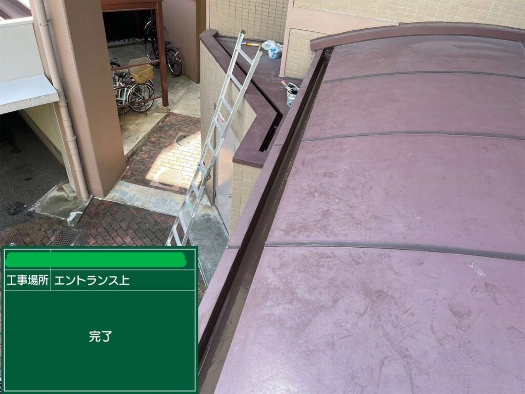 天王寺区　エントランス上ウレタン防水とシーリング 工事写真